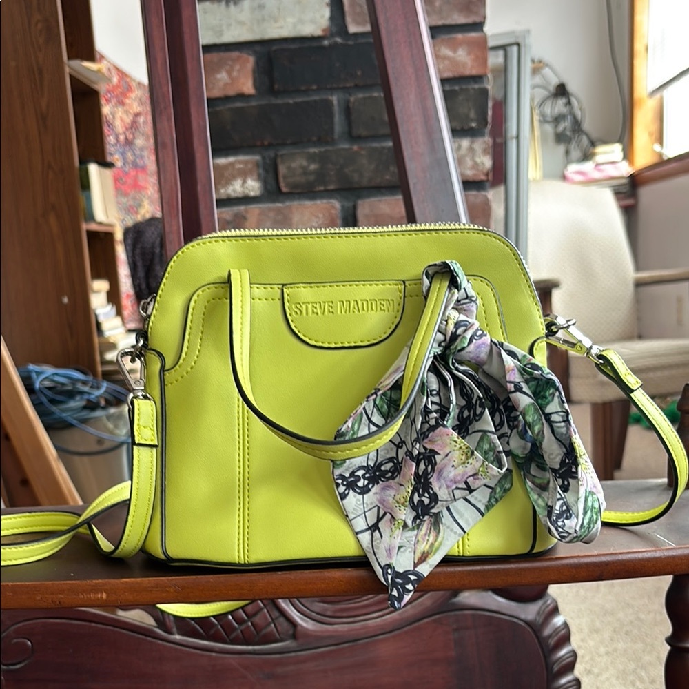 Steve Madden Green Crossbody Bag with Structured Design